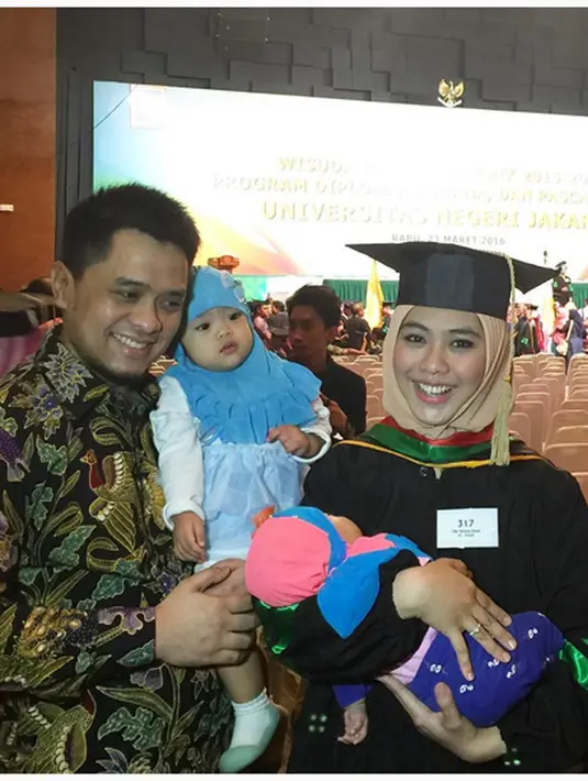 Lewat foto-foto di akun Instagramnya, Oki Setiana Dewi memposting foto-fotonya saat wisuda S2 jurusan Pendidikan Anak Usia Dini. (Instagram/okisetianadewi)