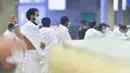 Jemaah haji melangsungkan lontar jumrah dengan mengenakan masker untuk menghindari penularan COVID-19 di Mina, Arab Saudi, Jumat (31/7/2020). Ritual melempar batu ke pilar ini menjadi simbol merajam setan. (Saudi Ministry of Media via AP)