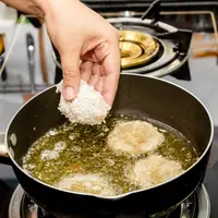 ilustrasi menggoreng makanan/copyrifght by tiverylucky (Shutterstock)