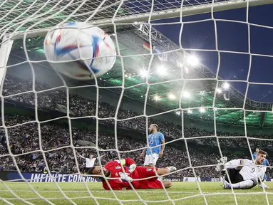 Penjaga gawang Italia Gianluigi Donnarumma menerima gol dari pemain Jerman Timo Werner pada pertandingan sepak bola UEFA Nations League di Moenchengladbach, Jerman, 14 Juni 2022. Jerman mengalahkan Italia 5-2. (AP Photo/Martin Meissner)