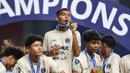 Para pemain Persita Tangerang memamerkan medali usal menjuarai ajang Elite Pro Academi kategori U-20 2024/2025 di Stadion Patriot Chandrabhaga, Bekasi pada Sabtu (22/2/2025). (Bola.com/Abdul Aziz)