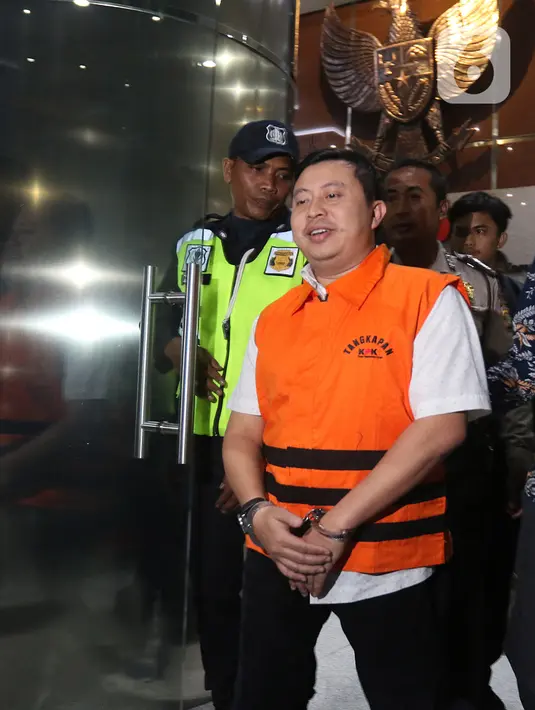 Tersangka Saefulah dari unsur swasta keluar dari gedung KPK usai pemeriksaan di Jakarta, Jumat (10/1/2020). Saefulah yang ditangkap pada operasi tangkap tangan (OTT) bersama Komisioner KPU, Wahyu Setiawan resmi menjadi tersangka dan ditahan oleh KPK terkait kasus suap. (Liputan6.com/Herman Zakharia)