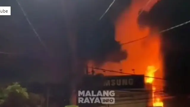 Malang Plaza kebakaran pada Selasa dini hari (2/5/2023). (Foto: Malang Raya Info)