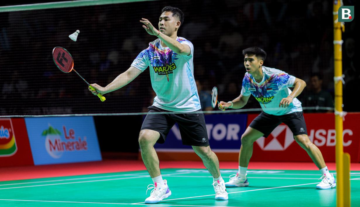 Pebulu tangkis ganda putra Indonesia, Moh Reza Pahlevi/Sabar Gutama melakukan servis ke arah pasangan Malaysia, Chia Weijie/Lwi Sheng Hao dalam laga 32 besar Indonesia Masters 2026 di Istora, Senayan, Jakarta, Selasa (20/01/2026). (Bola.com/Bagaskara Lazuardi)