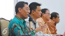 Anggota Dewan Energi Nasional (DEN) Rinaldy Dalimi memberikan keterangan terkait sidang anggota Dewan Energi Nasional (DEN) Ke-19 di Jakarta, Senin (14/11). Sidang tersebut membahas perkiraan pencapaian target energi baru. (Liputan6.com/Angga Yuniar) 