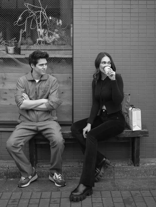 Sementara Maxime Bouttier kenakan setelan jaket dan celana abu-abu dari Dior. Dipadu dengan sneakers [@lunamaya]