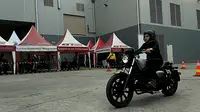 Test ride Benelli Motobi 200 Evo di GIIAS 2018 (Liputan6.com/Yurike)
