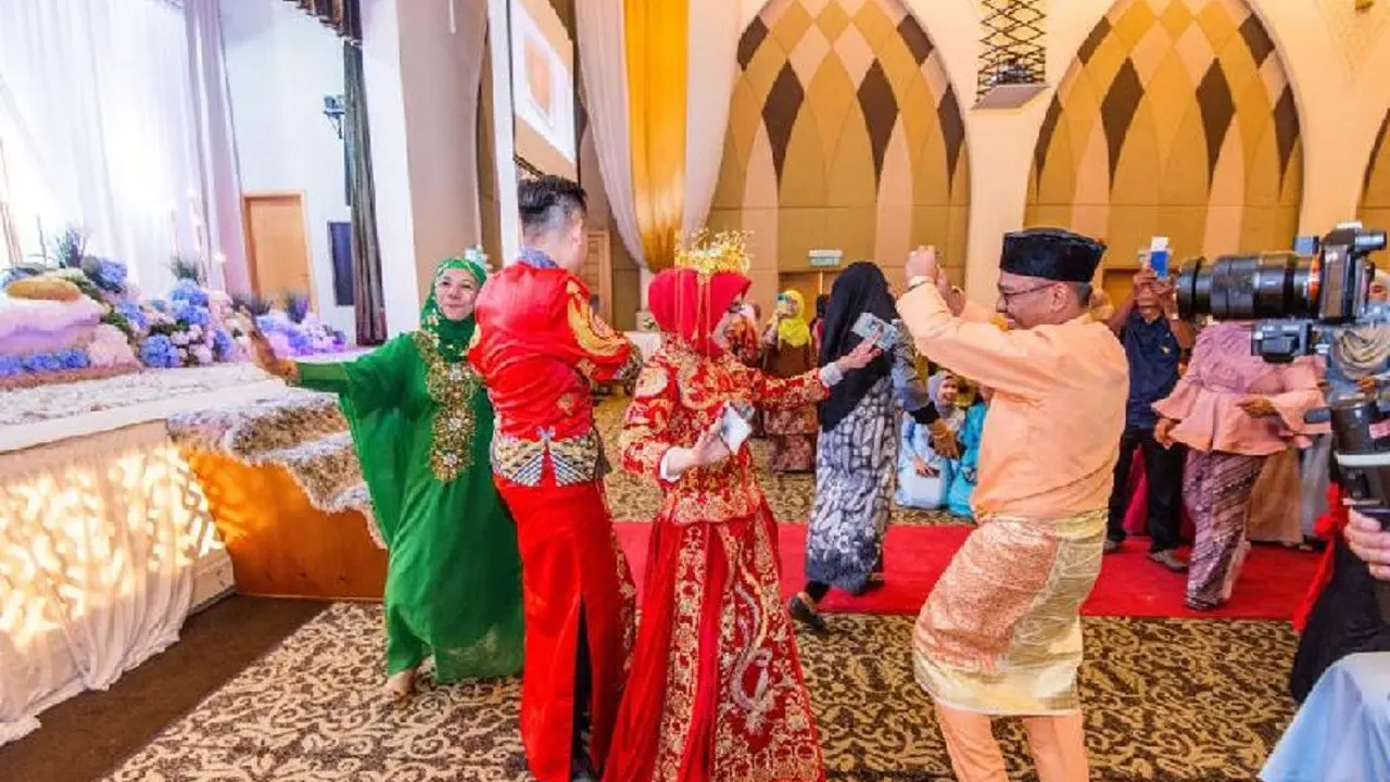 Pasangan di Malysia Gunakan Gaun dan Tunik dari China