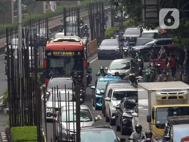 Sejumlah kendaraan melintas di dekat tiang monorel yang terhenti pembangunannya di Jalan HR Rasuna Said, Jakarta, Rabu (21/5/2025). (Liputan6.com/Herman Zakharia)