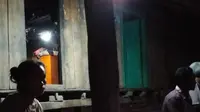 Warga menikmati Lampu Tenaga Surya Hemat Energi (LTSHE) di Dusun Katikupelang, Desa Petawang, Kecamatan Umalulu, Kabupaten Sumba Timur, NTT, Rabu (21/11). Tahun 2018, sebanyak 2.024 unit akan dipasang di Pulau Sumba (Liputan6.com/HO/Hadi M Djuraid)