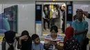 Warga menunggu untuk menaiki kereta MRT di pintu masuk Stasiun MRT Bundaran HI, Jakarta, Minggu (24/3). Moda Raya Terpadu (MRT) Jakarta Fase 1 dengan rute Bundaran HI - Lebak Bulus resmi beroperasi. (Liputan6.com/Faizal Fanani)