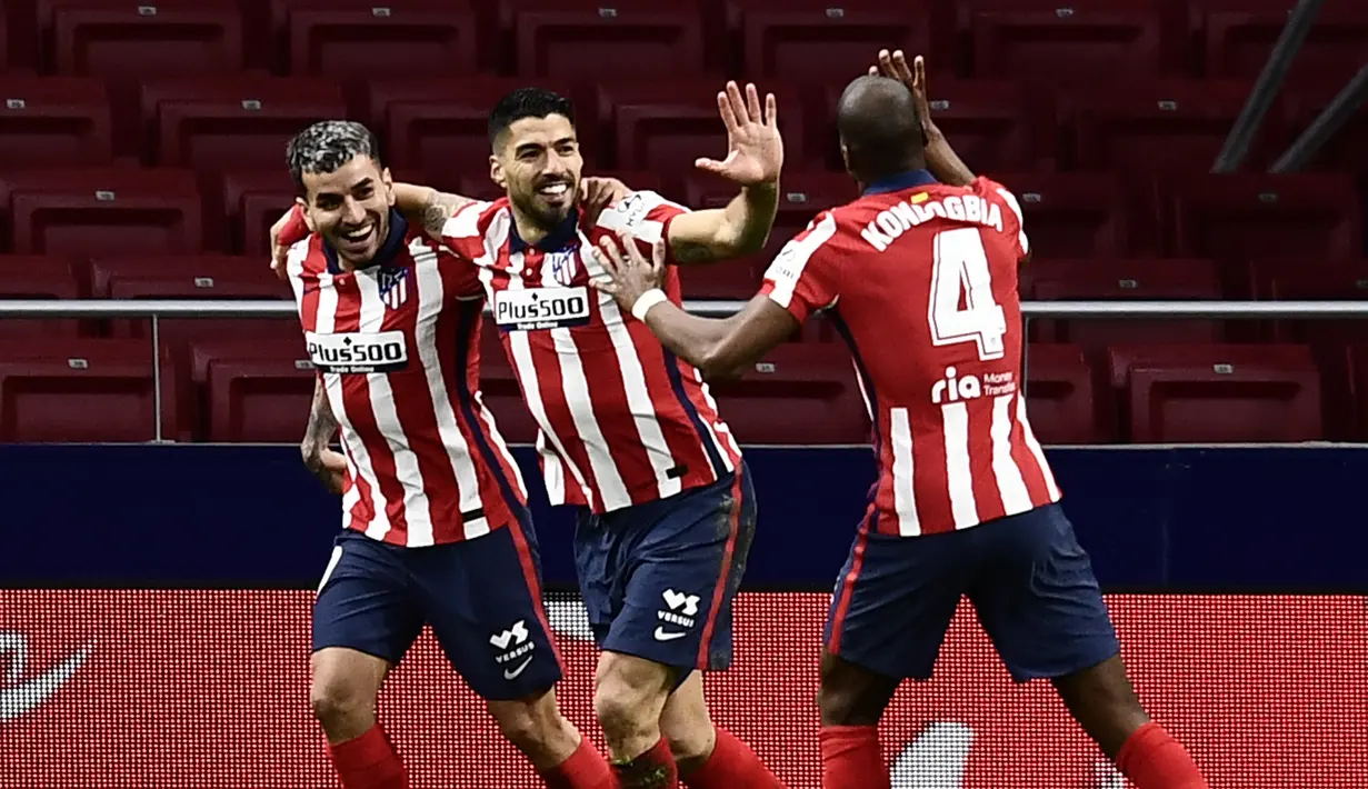 Penyerang Atletico Madrid, Luis Suarez (tengah) berselebrasi dengan rekannya usai mencetak gol ke gawang Celta Vigo pada pertandingan lanjutan La Liga Spanyol di stadion Wanda Metropolitano di Madrid, Spanyol, Selasa (9/2/2021). Suarez mencetak dua gol dipertandingan ini. (AP Photo/Jose Breton)