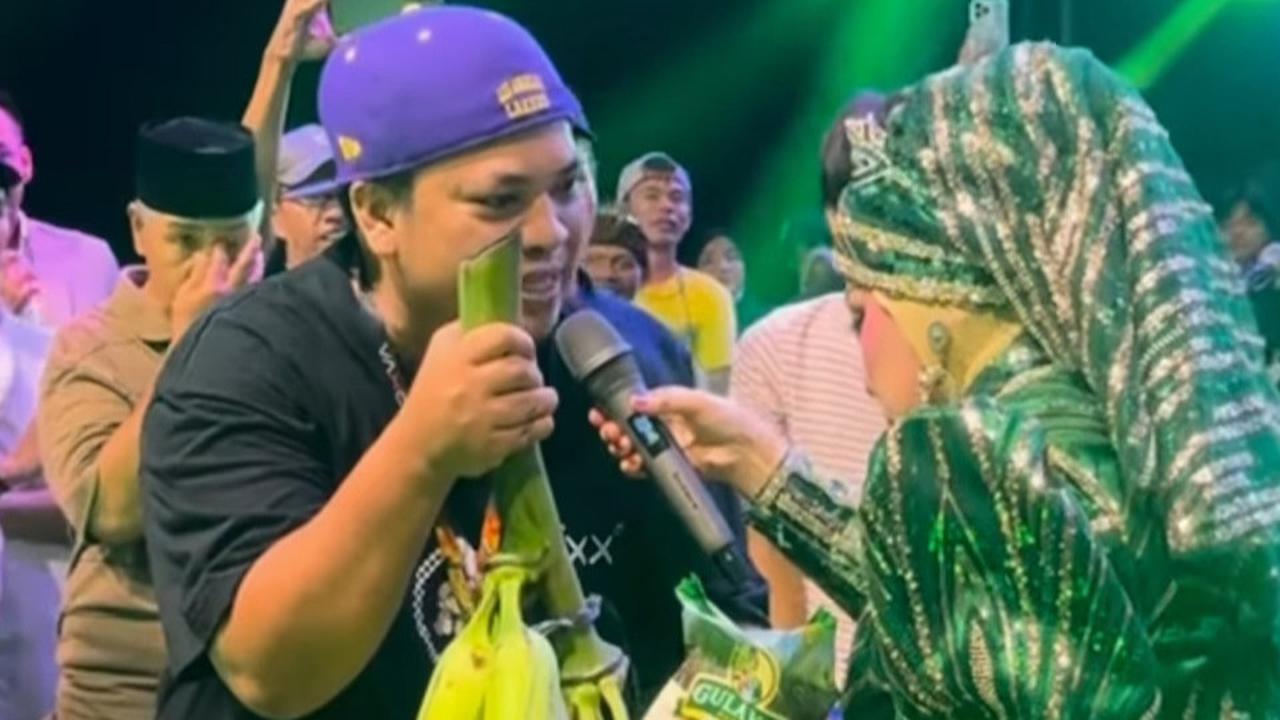 Momen Kocak Elvy Sukaesih Disawer Gula, Terigu Hingga Pisang di Panggung, Langsung Minta Kantong Buat Bawa Pulang