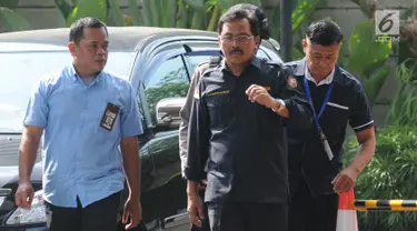 Gubernur Kepulauan Riau (Kepri) Nurdin Basirun (kanan) dengan kawalan petugas tiba di Gedung KPK, Jakarta, Kamis (11/7/2019). Nurdin terjaring operasi tangkap tangan (OTT) KPK pada Rabu (10/7) dengan barang bukti uang SGD 6 ribu yang diduga suap izin rencana reklamasi. (merdeka.com/Dwi Narwoko)