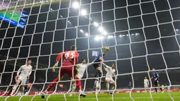 Dua gol Inter datang dari gol bunuh diri Marin Pongracic dan aksi Marko Arnautovic sementara Fiorentina sempat membalas melalui penalti Ronaldo Mandragora. (AP Photo/Luca Bruno)
