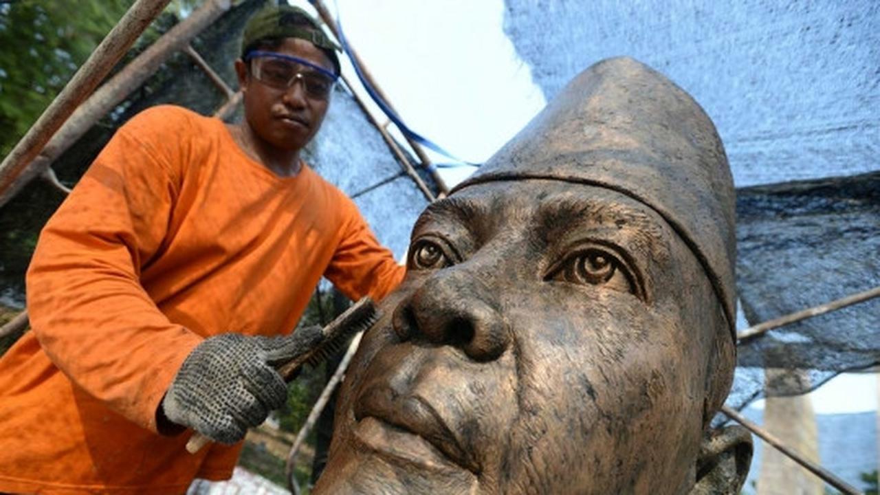 Melihat perawatan patung Soekarno-Hatta di Tugu Proklamasi
