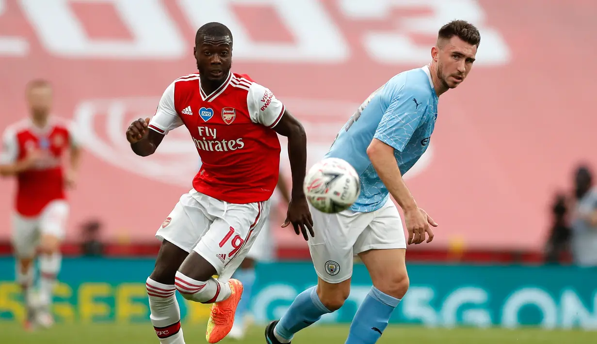 Penyerang Arsenal, Nicolas Pepe berebut bola dengan bek Manchester City, Aymeric Laporte pada pertandingan semifinal Piala FA di Wembley di London, Inggris, Sabtu, (18/7/2020). Arsenal menang 2-0 atas City.  (AP Photo/Matt Childs,Pool)