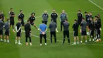 Pemain Real Madrid mendengarkan instruksi dari pelatih Carlo Ancelotti (bertopi) jelang melakukan sesi latihan di Stadion Juventus, Turin, Italia (4/5/2015). Real Madrid akan menantang Juventus di leg pertama semifinal Liga Champions. (Reuters/Max Rossi)