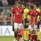 Para pemain Bayern Munchen tampak kecewa usai dikalahkan Real Madrid.  Langkah Bayern Munchen untuk lolos semakin berat karena harus melakoni laga leg kedua di Santiago Bernabeu. (AP/Matthias Schrader)