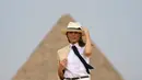 Ibu Negara AS Melania Trump saat berkunjung ke situs bersejarah Piramida Giza dekat Kairo, Mesir (6/10). Melania tampil mengenakan busana safari klasik saat mengunjungi destinasi terakhir pselama seminggu di Afrika. (AP Photo/Carolyn Kaster)
