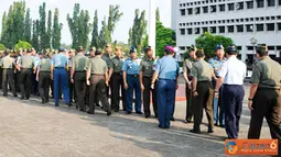 Citizen6, Jakarta: Acara halal-bihalal yang diadakan secara sederhana ini diikuti oleh seluruh anggota Mabes TNI, dengan saling berjabatan tangan dan mengucapkan mohon maaf lahir dan batin. (Pengirim: Badarudin Bakri)
