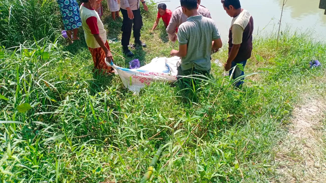 Evakuasi jasad laki-laki di sungai Comal, Pemalang. (Foto: Liputan6.com/Polres Pemalang)