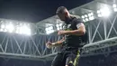 Penyerang Real Madrid, Karim Benzema berselebrasi usai mencetak gol ke gawang Espanyol pada pertandingan lanjutan La Liga Spanyol di stadion Camp Nou di Barcelona, Spanyol, Senin (29/8/2022). Benzema mencetak dua gol dan mengantar Madrid menang atas Espanyol 3-1. (AP Photo/Joan Mateu Parra)