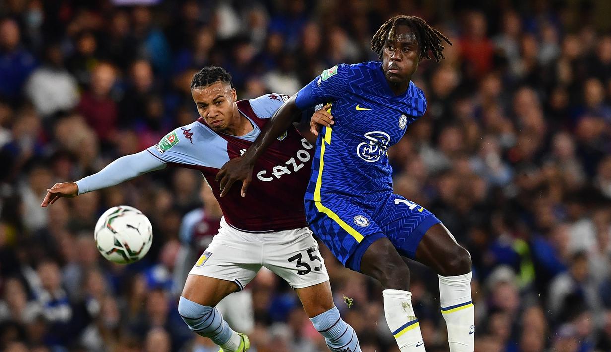 Camerin Archer (kiri) adalah produk Akademi Aston Villa. Saat mendapatkan kesempatan bermain di Piala Liga Inggris pada September 2021 melawan Barrow, Archer langsung mencetak hattrick. (AFP/Ben Stansall)