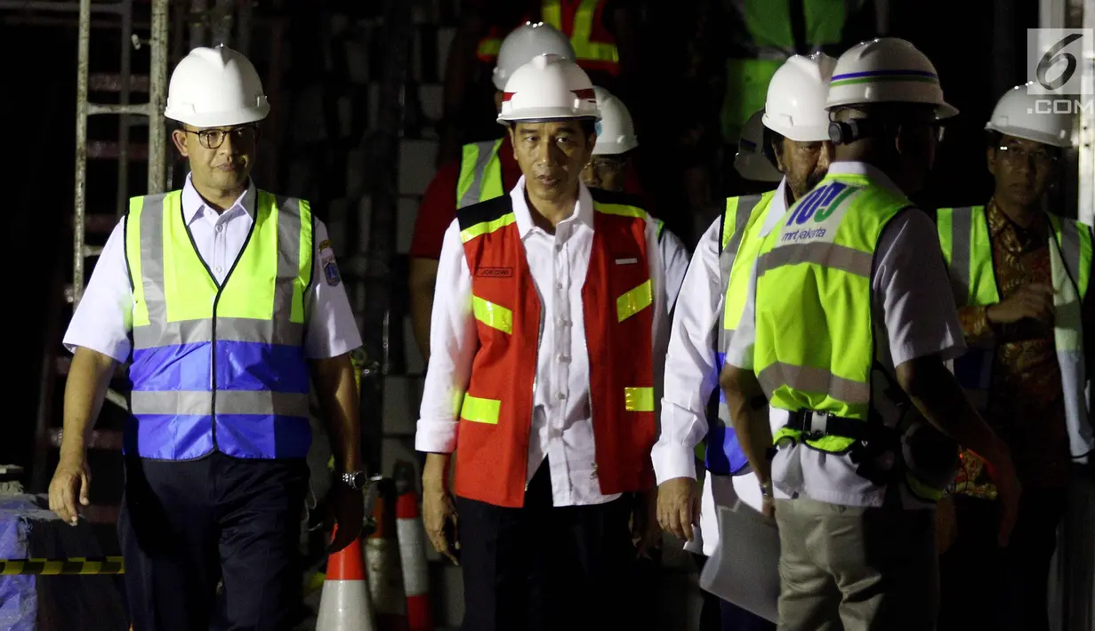 Presiden Joko Widodo dan Gubernur DKI Jakarta Anies Baswedan saat meninjau proyek terowongan bawah tanah MRT, fase 1 di Bundaran HI, Jakarta, Rabu (7/3). Peninjauan untuk memastikan kesiapan MRT Jelang ASIAN Games 2018. (Liputan6.com/Johan Tallo)