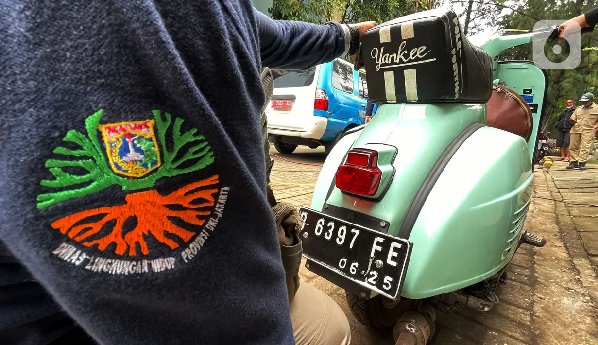 Petugas melakukan uji emisi kendaraan motor vespa di Laboratorium Tanah dan Jalan Dinas Bina Marga, Jakarta Timur, Rabu (17/11/2021). Uji emisi yang dilakukan ini merupakan salah satu cara untuk mengurangi pencemaran udara dan dampak negatif pencemaran lingkungan. (merdeka.com/Imam Buhori)