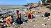 Tumpukan berton-ton sampah menyelimuti berbagai wilayah pesisir di Republik Dominika pada Selasa, 24 Juli 2018 (AP)