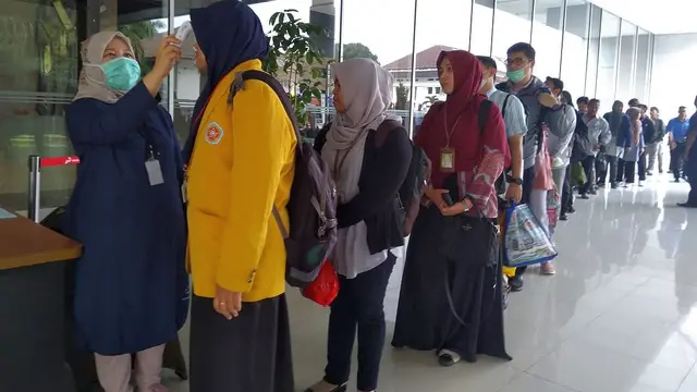 Petugas kesehatan memeriksa suhu tubuh seluruh pekerja dan tamu yang akan masuk ke Kantor Pusat Pertamina di Jalan Merdeka Timur Jakarta. (Dok Pertamina)
