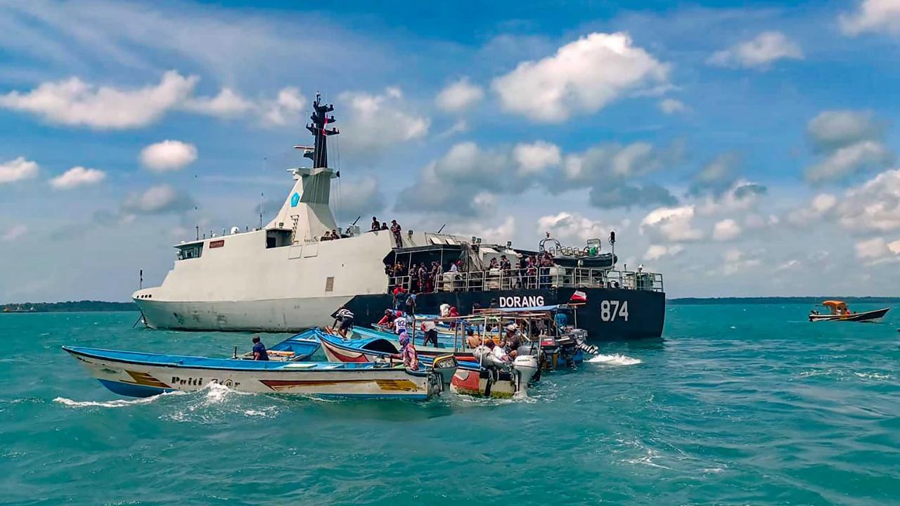 FOTO: TNI AL Salurkan Bantuan Sembako untuk Nelayan Kepulauan Aru