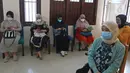 Sejumlah bu hamil antre untuk melakukan vaksinasi Covid-19 di RSIA Tambak, Jakarta, Rabu (18/8/2021). Vaksinasi bagi ibu hamil dan menyusui yang dilakukan sekali dalam sepekan menggunakan vaksin jenis Sinovac ini dibatasi jumlahnya hanya 60 peserta. (Liputan6.com/Herman Zakharia)