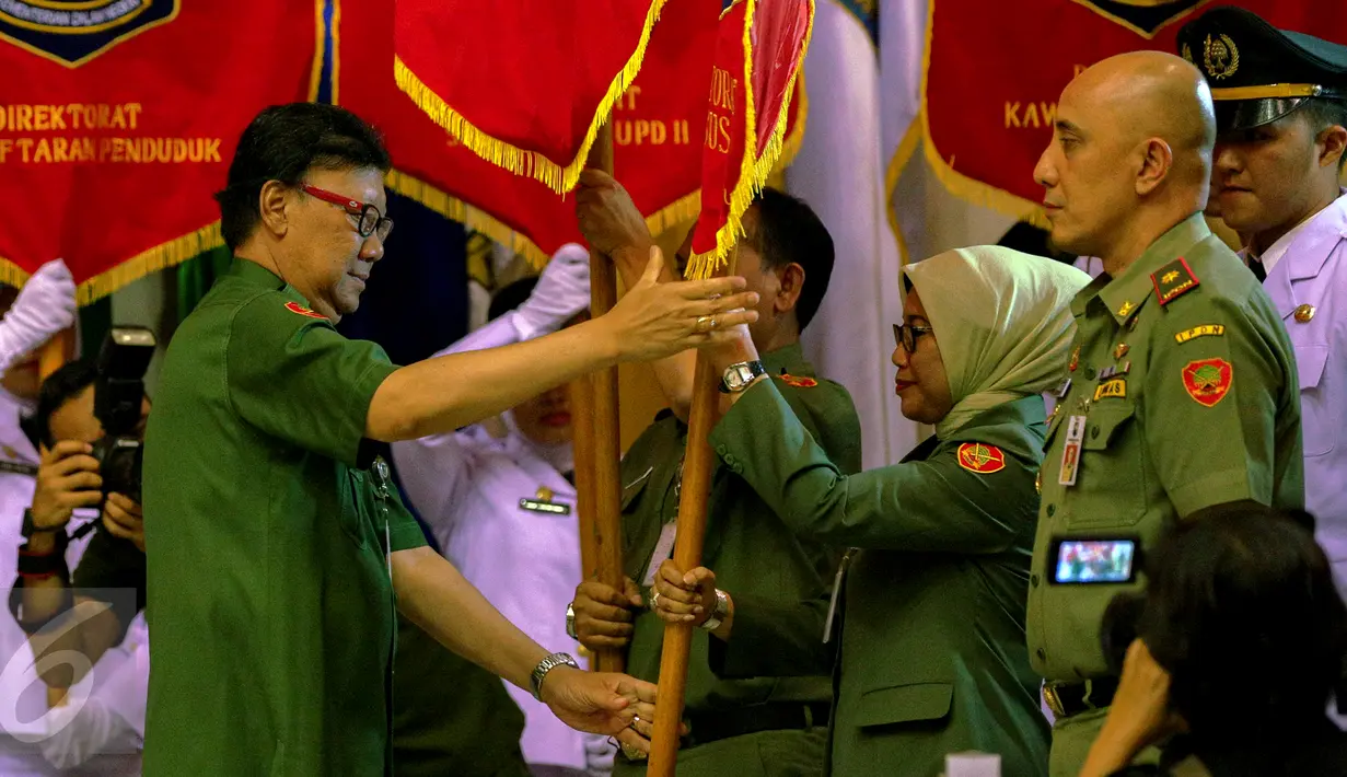 Menteri Dalam Negeri Tjahjo Kumulo memberikan panji saat Pencanangan dan Penandatanganan Piagam Zona Integritas di Kantor Kemendagri, Jakarta, Senin (14/9/2015). Kemendagri menjadi Proyek percontohan Zona Integritas. (Liputan6.com/Faizal Fanani)
