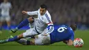 Pemain Everton,Phil Jagielka (kanan) terjatuh saat berebut bola dengan pemain Chelsea, Pedro pada perempat final Piala FA di Goodison Park, Liverpool, Minggu (13/3/2016) dini hari WIB. (AFP/Paul Ellis)