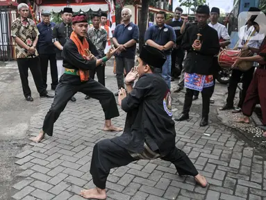 Kesenian palang pintu saat menyambut kedatangan tamu dalam acara Halalbihalal dan Pagelaran Seni Budaya di Asrama Polisi Cideng Barat, Gambir, Jakarta Pusat, Minggu (28/5/2023). (merdeka.com/Iqbal S Nugroho)