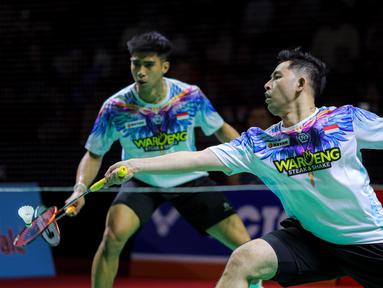 Pebulu tangkis ganda putra Indonesia, Moh Reza Pahlevi/Sabar Gutama berusaha mengembalikan kok ke arah pasangan Malaysia, Chia Weijie/Lwi Sheng Hao dalam laga 32 besar Indonesia Masters 2026 di Istora, Senayan, Jakarta, Selasa (20/01/2026). (Bola.com/Bagaskara Lazuardi)