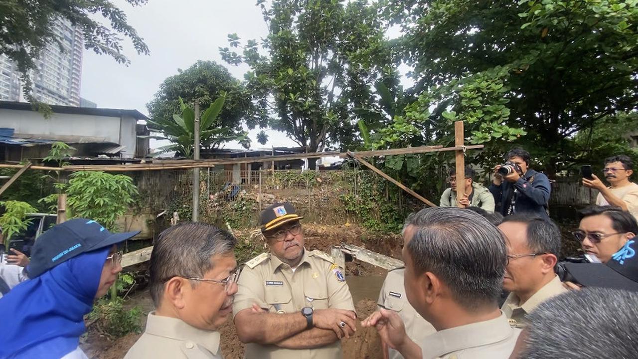Wakil Gubernur (Wagub) Jakarta Rano Karno alias Doel menyambangi Kali Krukut di kawasan Cilandak, Jakarta Selatan.