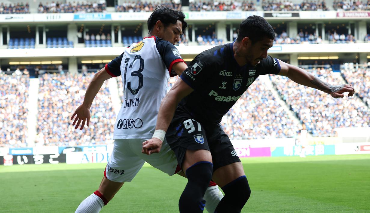 Masih di papan atas, Kashima Antlers yang kini berperingkat lima, mampu membawa pulang tiga poin penuh setelah mengatasi perlawanan sengit tuan rumah Gamba Osaka dengan kemenangan 2-1, Minggu (28/4/2024). (J.LEAGUE)