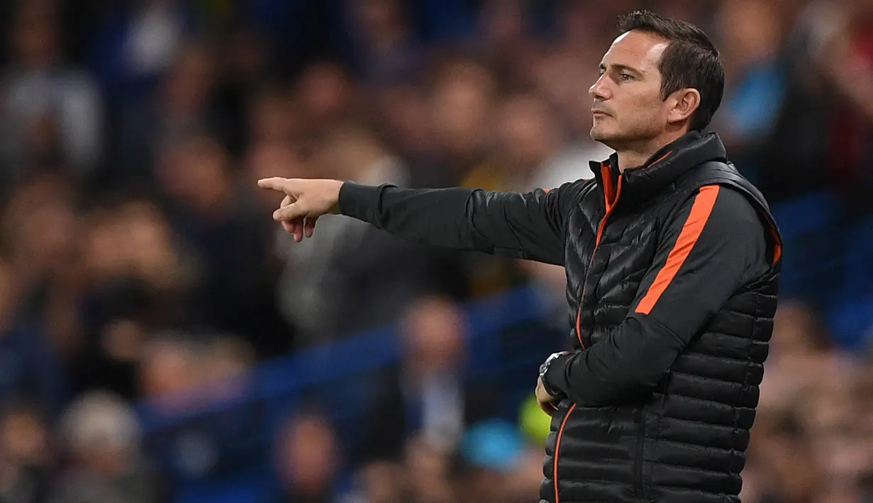 Manajer Chelsea, Frank Lampard memberikan isyarat kepada skuat asuhannya saat melawan Valencia pada laga perdana Grup H Liga Champions di Stamford Bridge, Rabu (18/9/2019). Debut Lampard bersama Chelsea di Liga Champions tercoreng dengan kekalahan 0-1 atas Valencia. (DANIEL LEAL-OLIVAS / AFP)