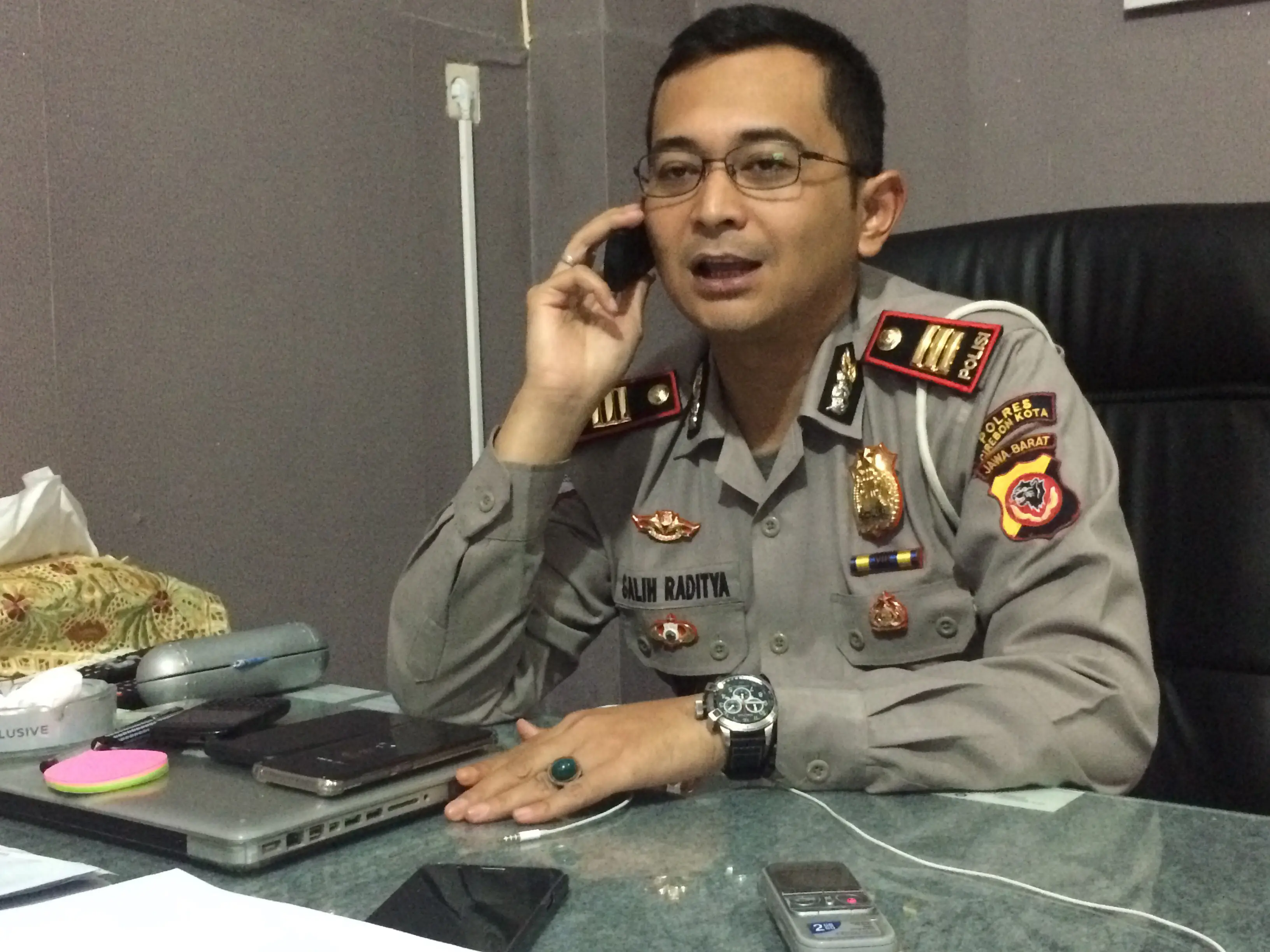 Kasatlantas Polresta Cirebon AKP Galih Bayu Raditya menjelaskan persiapan pengawalan kelancaran arus mudik Lebaran di jalur pantura. (Liputan6.com/Panji Prayitno)