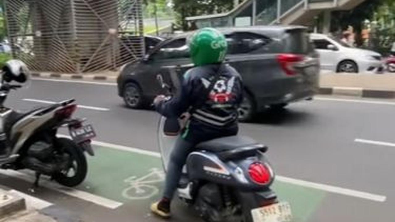 Driver ojol wanita itu pun langsung menyalakan motor dan pergi mencari takjil.