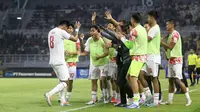Penyerang Timnas Indonesia U-19, Arkhan Kaka mencetak gol dan disambut rekan-rekannya di bench saat mengalahkan Timor Leste, Rabu (23/7/2024). (Bola.com/Aditya Wany)