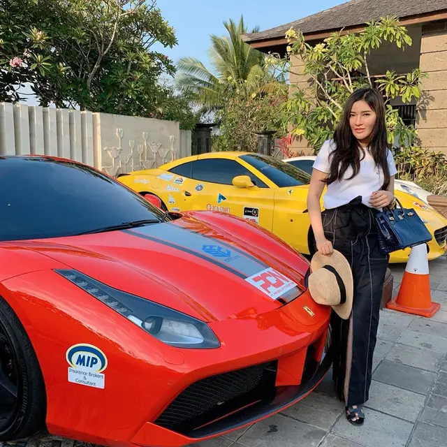 7 Potret Shandy Purnamasari yang Viral Gantungkan Kerupuk di Mobil Ferrari