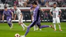 Bermain di kandang sendiri, LASK langsung menekan pertahanan LIverpool. Dan, pada menit ke-14, mereka berhasil mencetak gol kejutan. Bola lambung umpan Horvath diselesaikan Flecker dengan tendangan terarah. (AP Photo/Matthias Schrader)