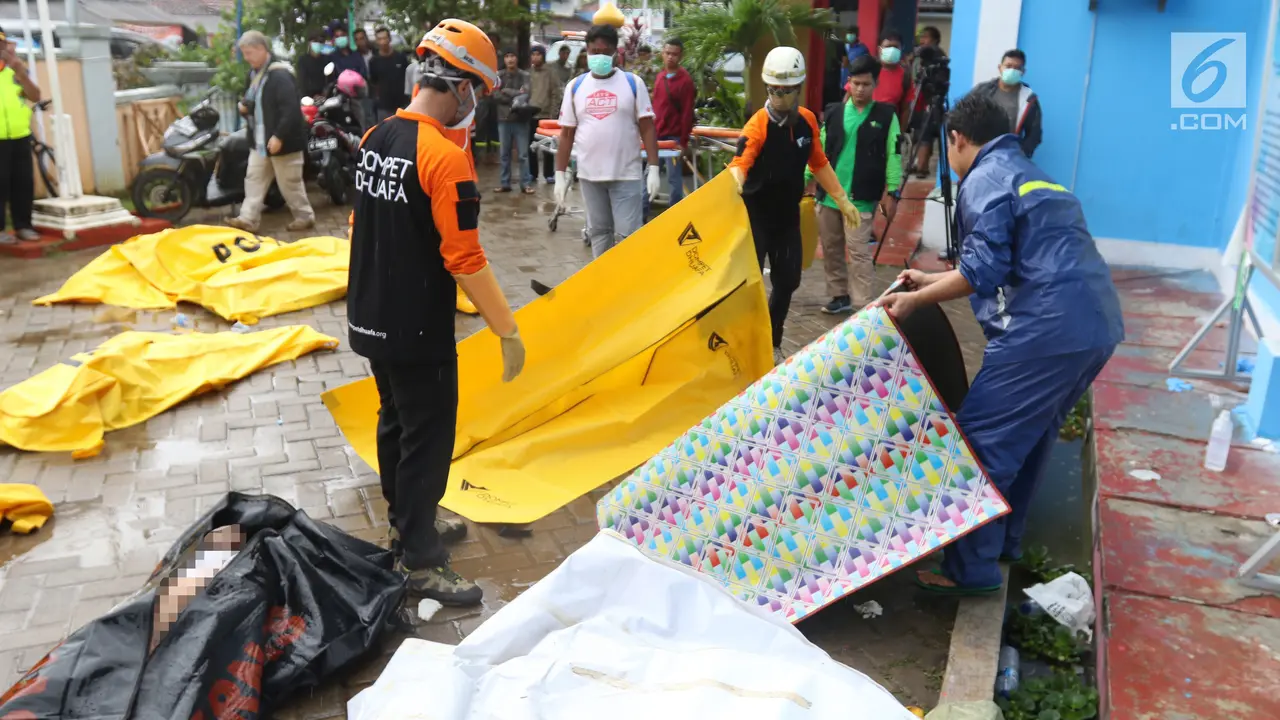 Puluhan Jenazah Tsunami Anyer Ditampung di Puskesmas Carita