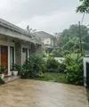 Desain Talang Air Rumah yang Membuat Air Hujan Tidak Mengarah ke Teras (AI Generated)