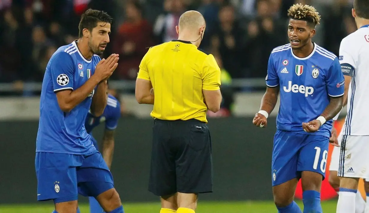 Pemain Juventus, Mario Lemina (kanan), mendapat kartu merah dari wasit setelah melanggar striker Olympique Lyon, Nabil Fekir, dalam laga Grup H Liga Champions di Stade de Lyon, Prancis, Rabu (19/10/2016) dini hari WIB. (Reuters/Robert Pratta)