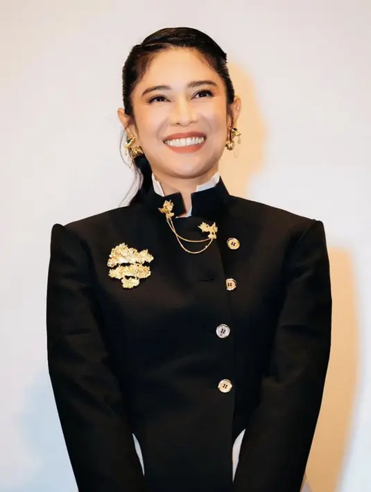 <p>Detail aksesori semakin hadirkan gaya maksimalis pada tampilan.</p>